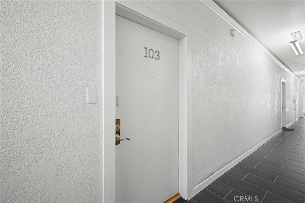 131 S Jackson Street 103 Property Photo 3