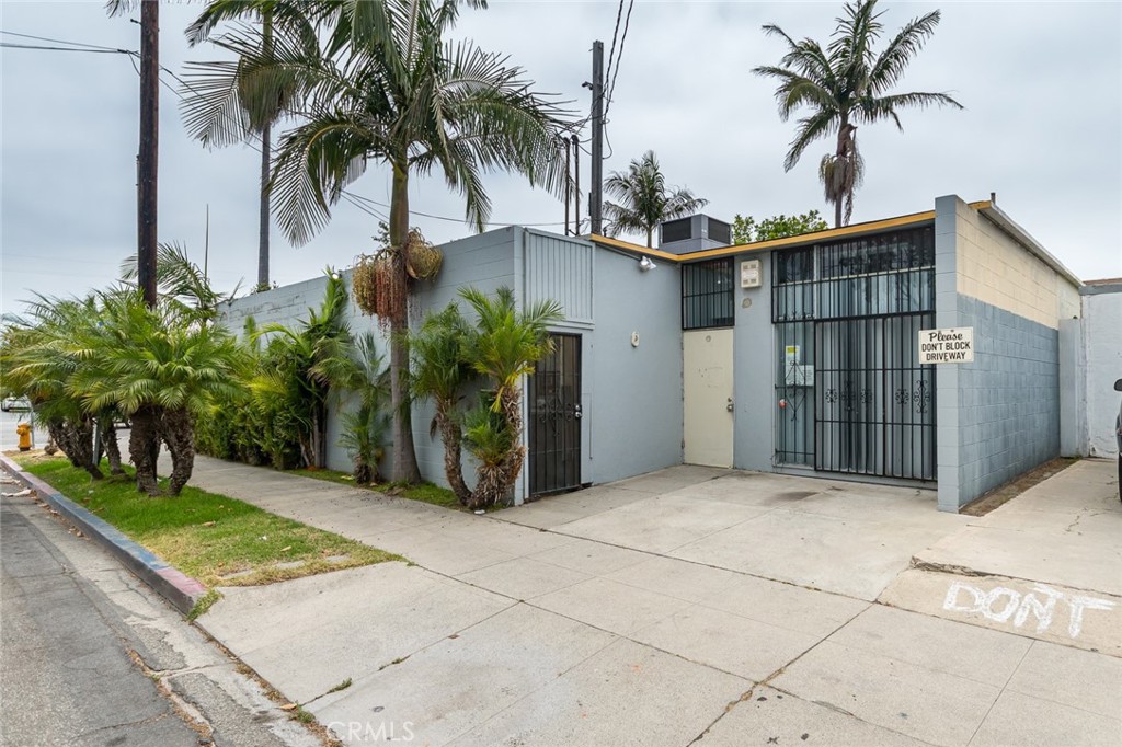 1533 Alamitos Avenue Property Photo 1