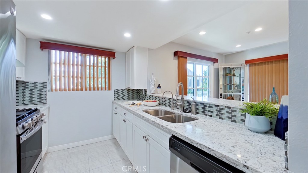 522 W Stocker 6 Property Photo 15