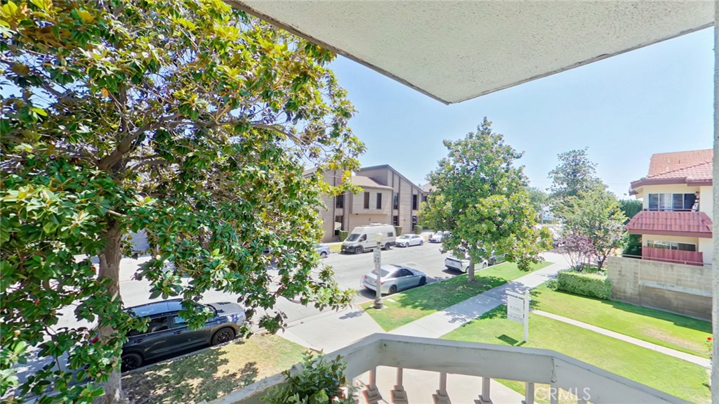 522 W Stocker 6 Property Photo 19