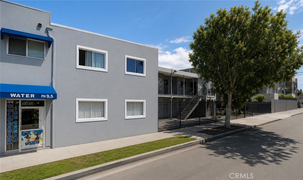 13735 Victory Boulevard 4 Property Photo 1