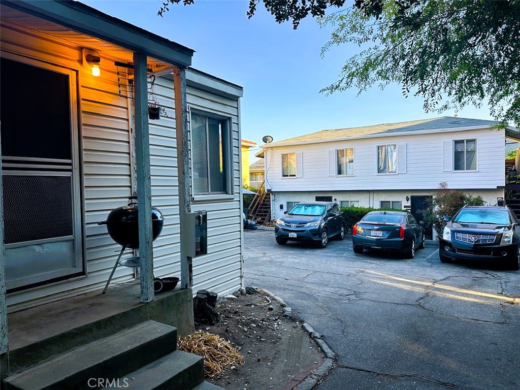 2520 Montrose Avenue Property Photo 6