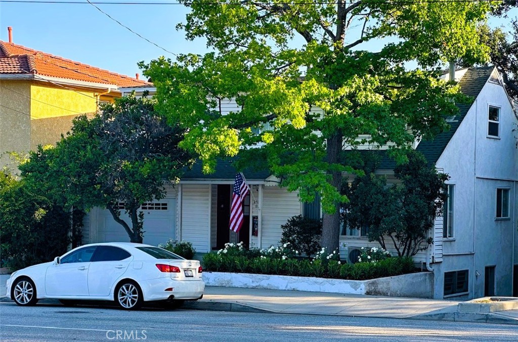 2520 Montrose Avenue Property Photo 8