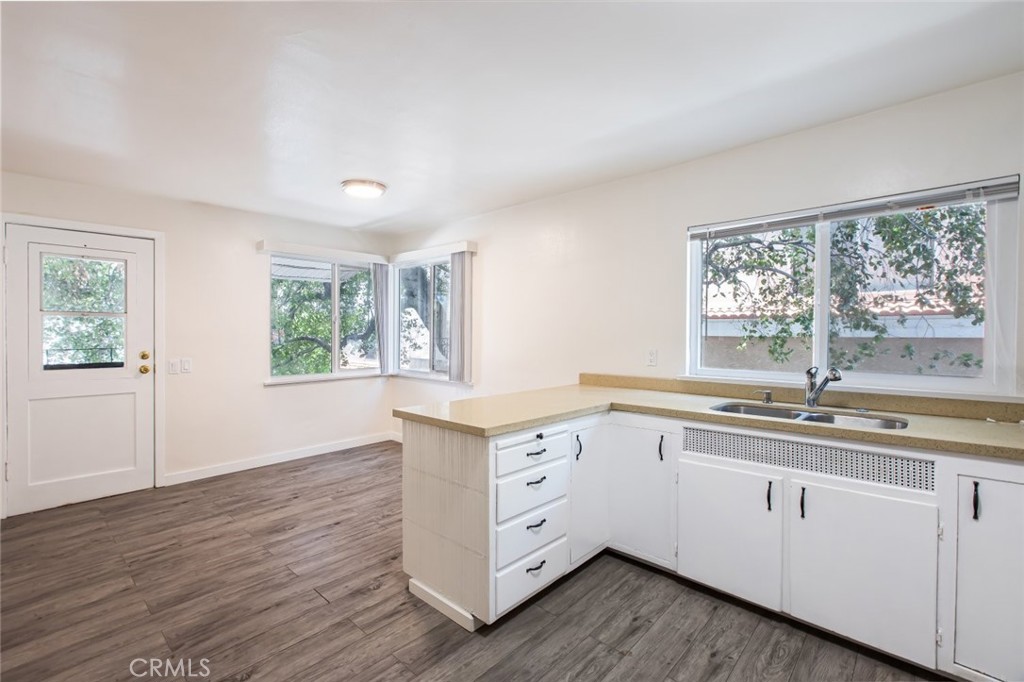 2520 Montrose Avenue Property Photo 10