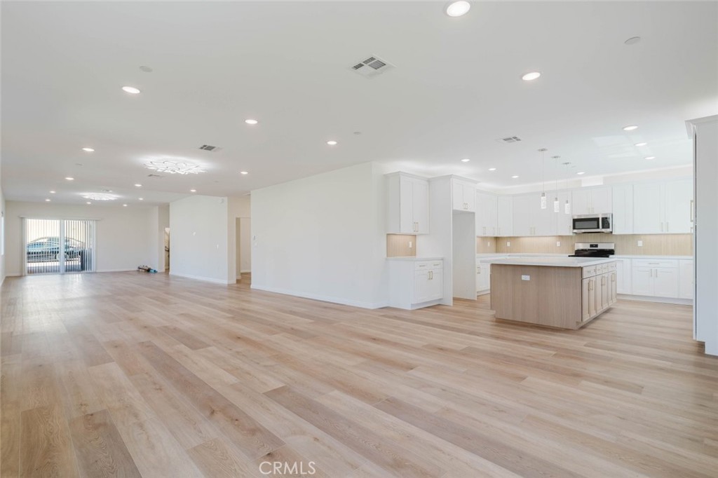 1079 E Elmwood Property Photo 14