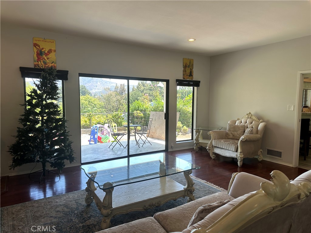 1201 Imperial Property Photo 14