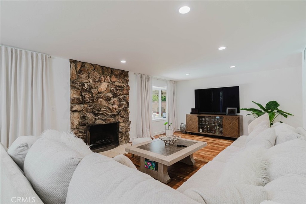 19240 Knapp Street Property Photo 10