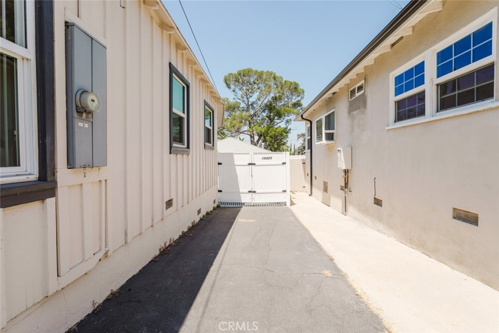 10423 -10425 Mcclemont Avenue Property Photo 63