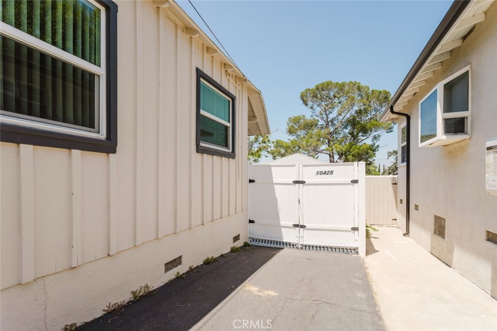 10423 -10425 Mcclemont Avenue Property Photo 64