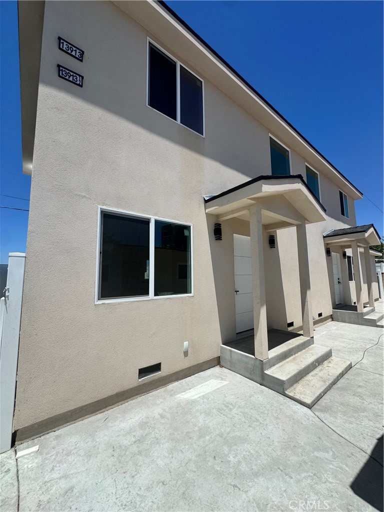 13913 1/2 Del Sur Property Photo 1