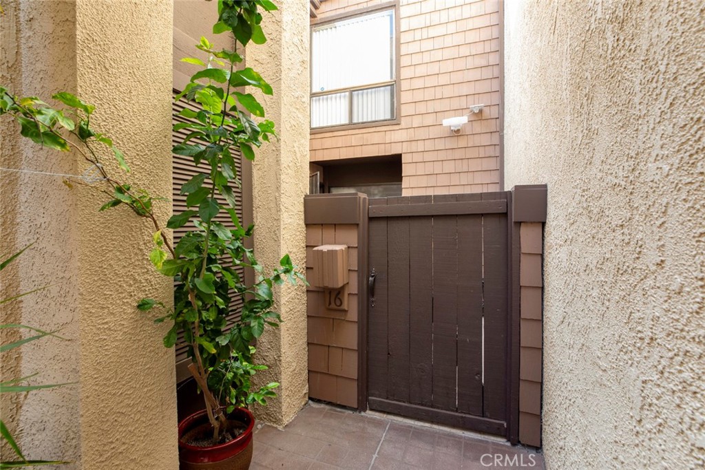 1349 N Columbus 16 Property Photo 5