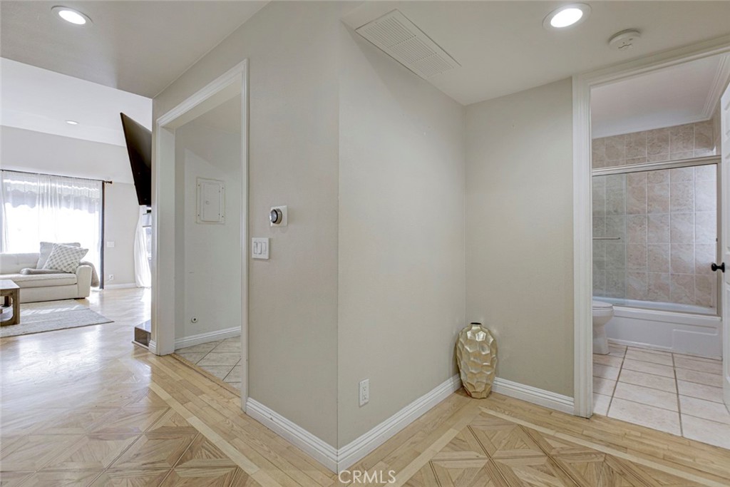 1349 N Columbus 16 Property Photo 8