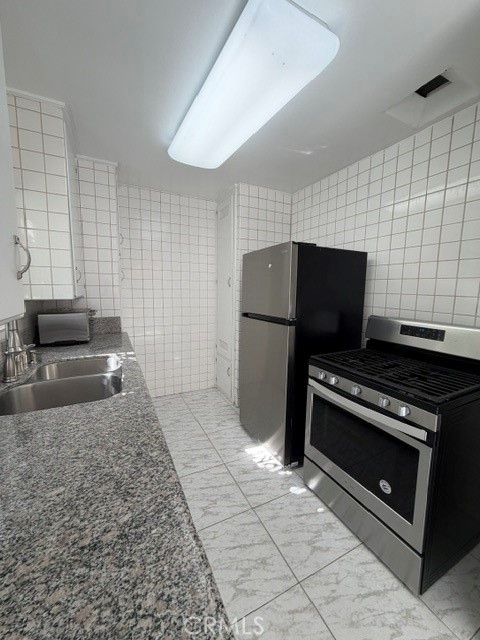 1717 N Berendo Property Photo 6