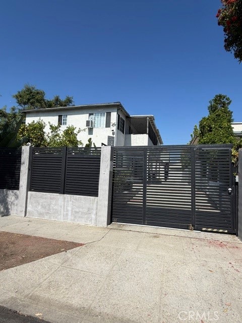 1717 N Berendo Property Photo 18