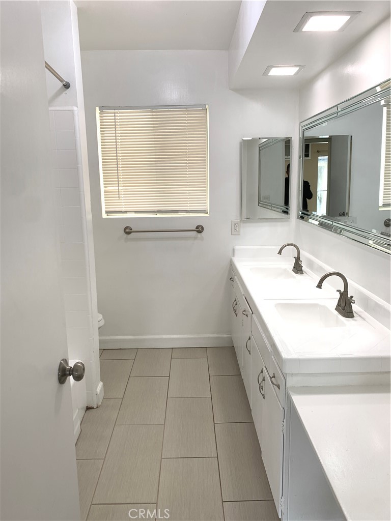 335 N Isabel Property Photo 16