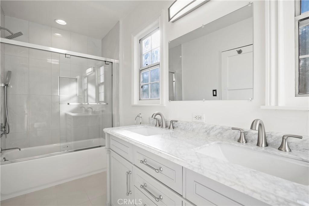 4918 Cahuenga Property Photo 17