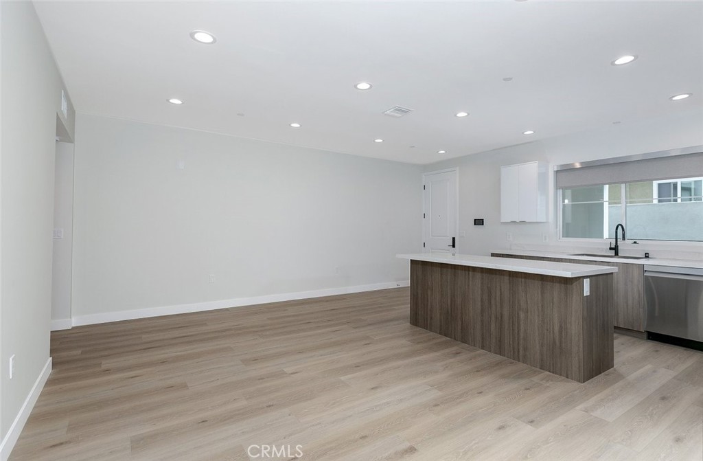 10218 Fernglen 101 Property Photo 8