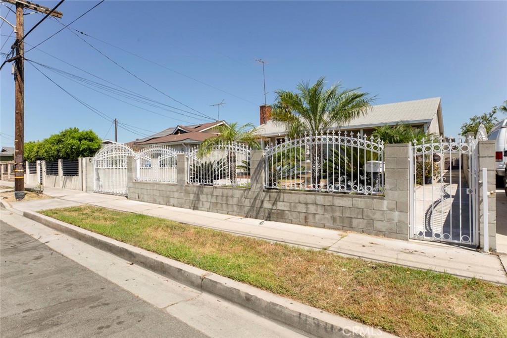 11943 Strathern Street Property Photo 5