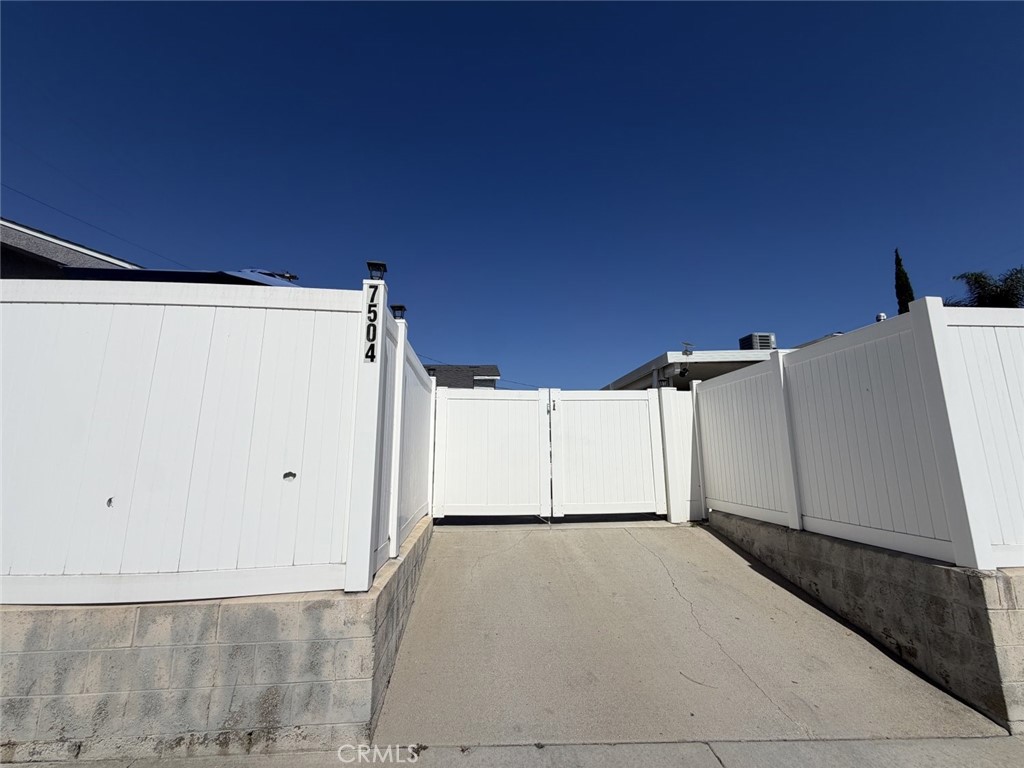 7502 N Hollywood Way Property Photo 2