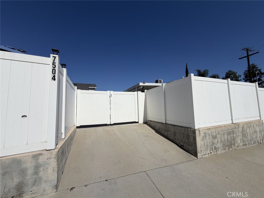 7502 N Hollywood Way Property Photo 3