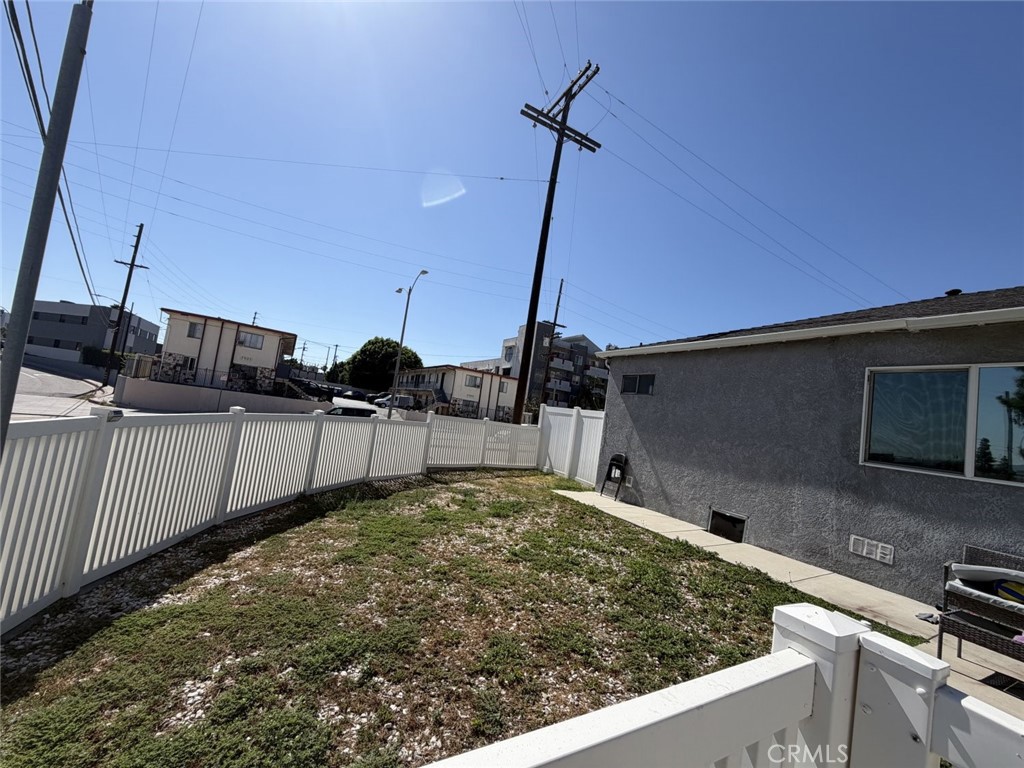 7502 N Hollywood Way Property Photo 8