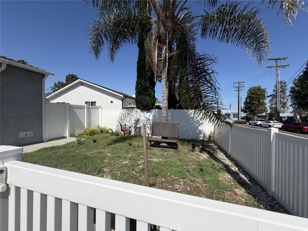 7502 N Hollywood Way Property Photo 9