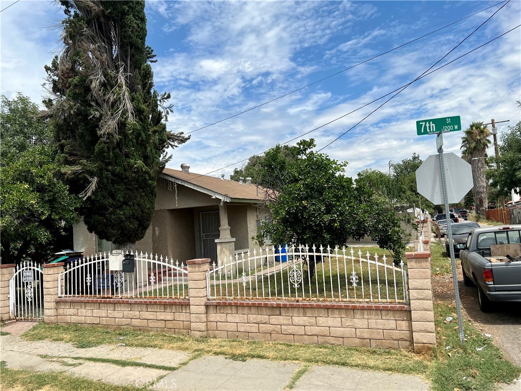1206 W West 7th Property Photo