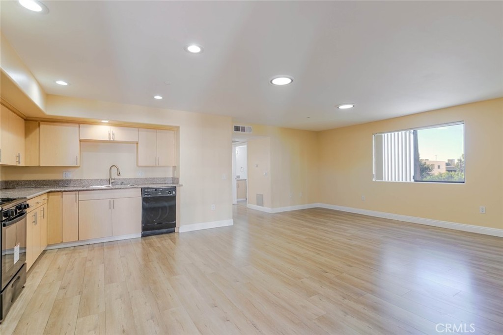 1466 Tamarind Avenue 401 Property Photo 2