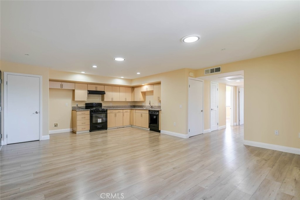 1466 Tamarind Avenue 401 Property Photo 3