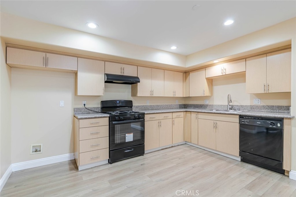 1466 Tamarind Avenue 401 Property Photo 5