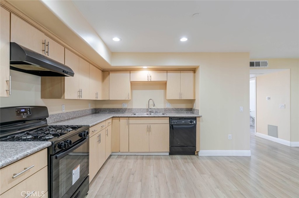1466 Tamarind Avenue 401 Property Photo 6