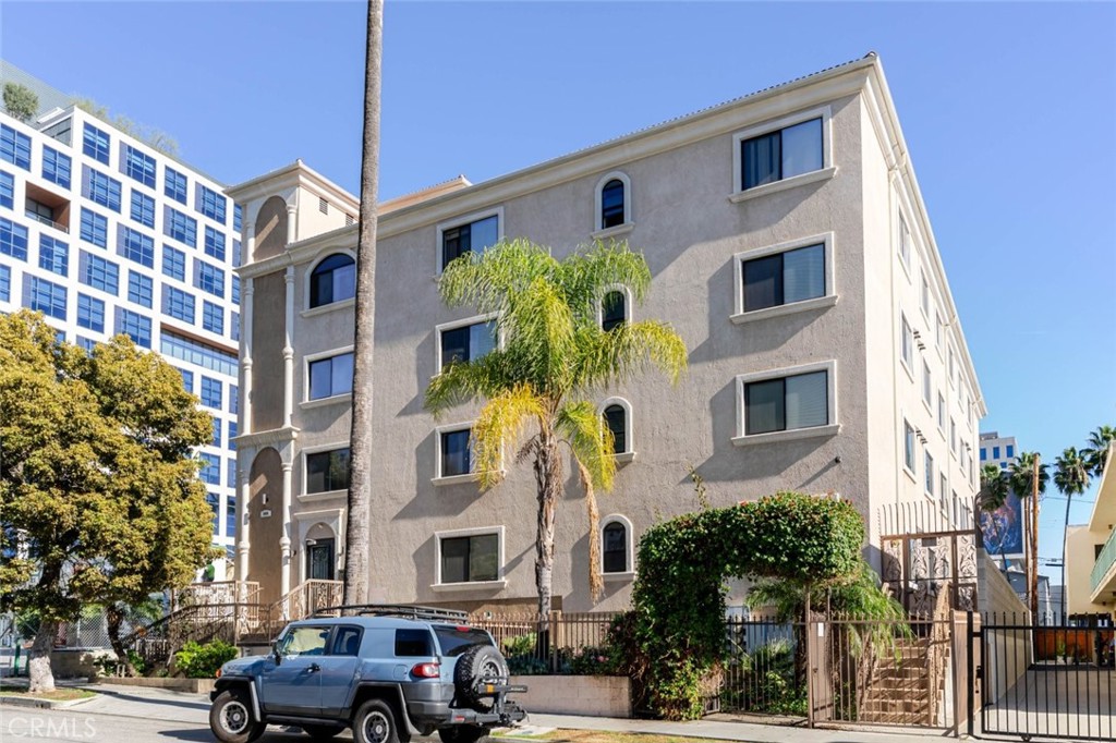 1466 Tamarind Avenue 101 Property Photo 1