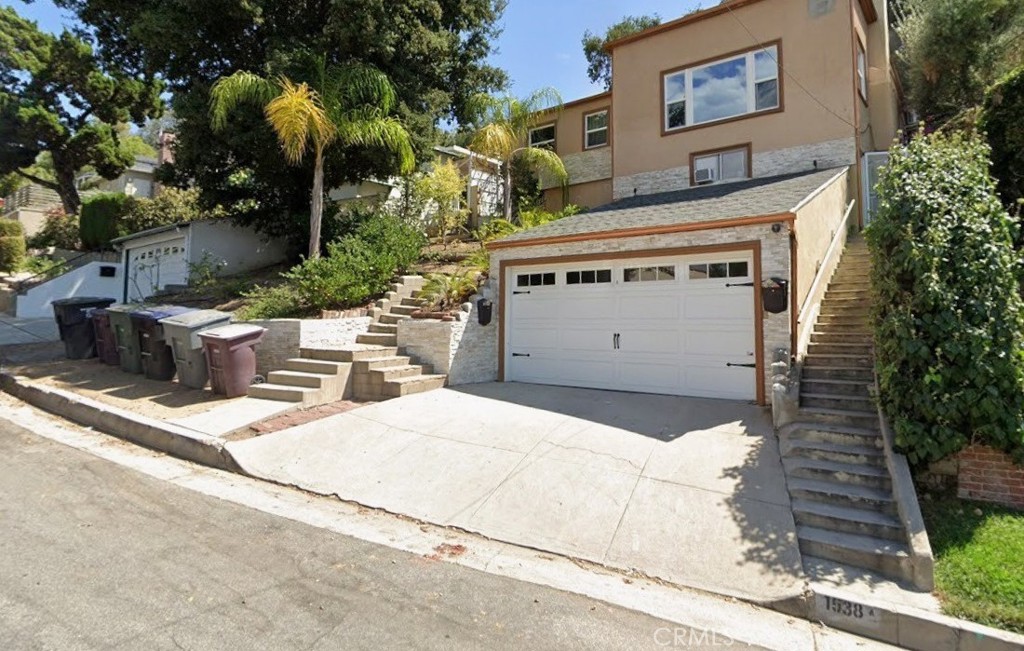 1538 E Maple Property Photo 1