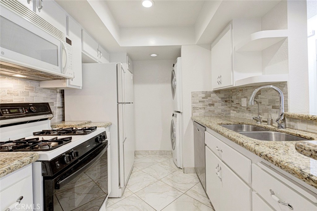 460 Oak Street 203 Property Photo 14