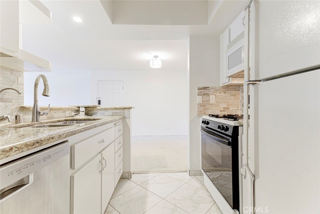 460 Oak Street 203 Property Photo 17