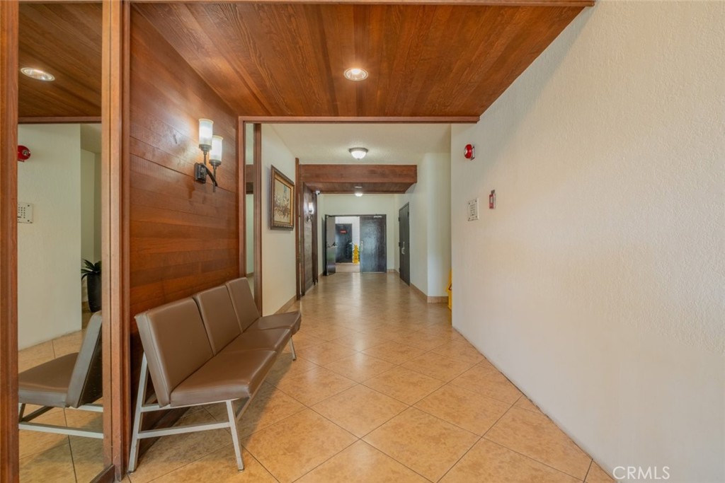 1305 N Columbus Avenue 112 Property Photo 38