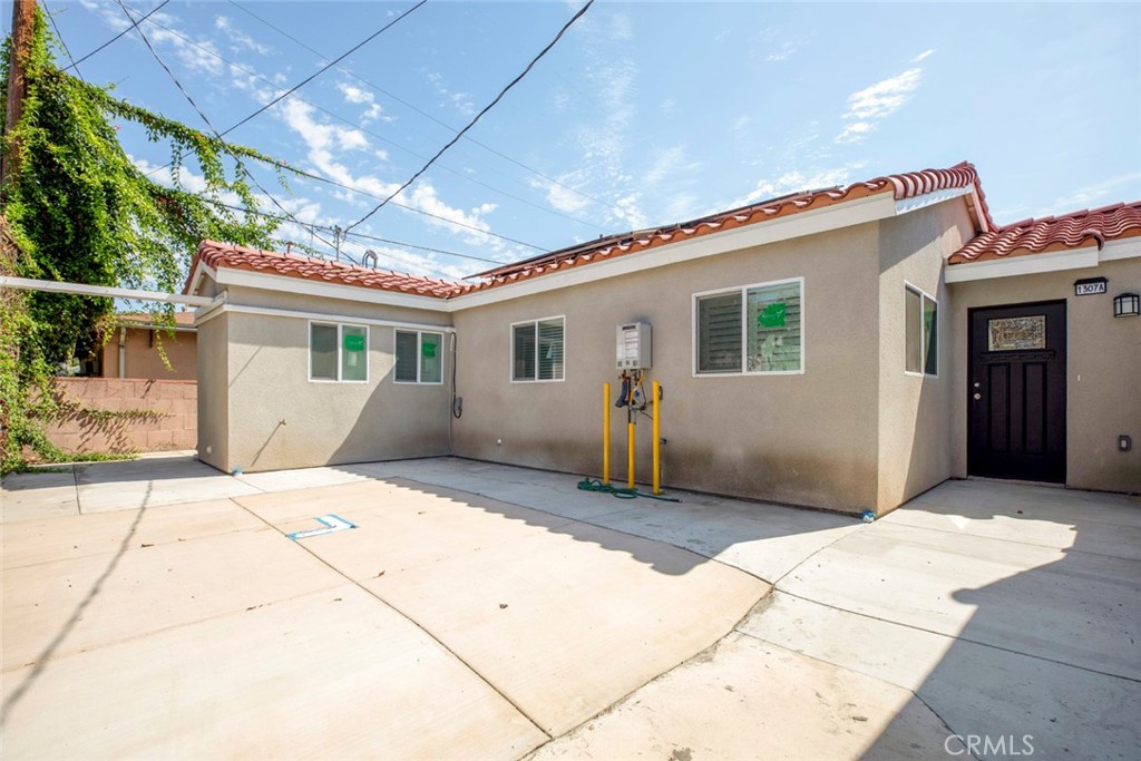1307 E Acacia Property Photo 2