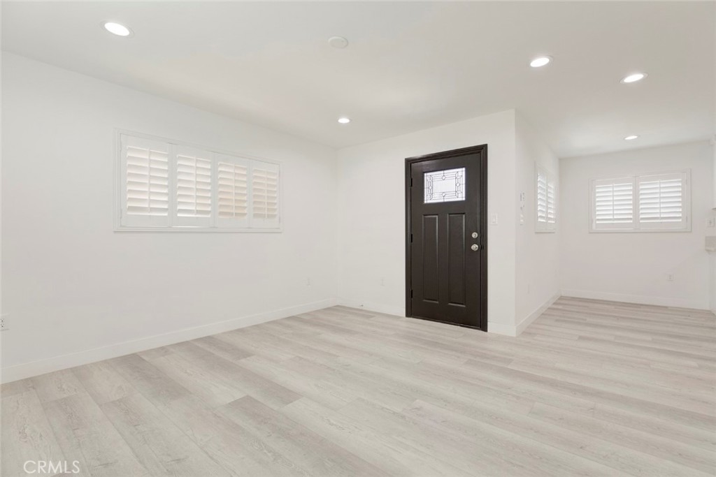 1307 E Acacia Property Photo 3