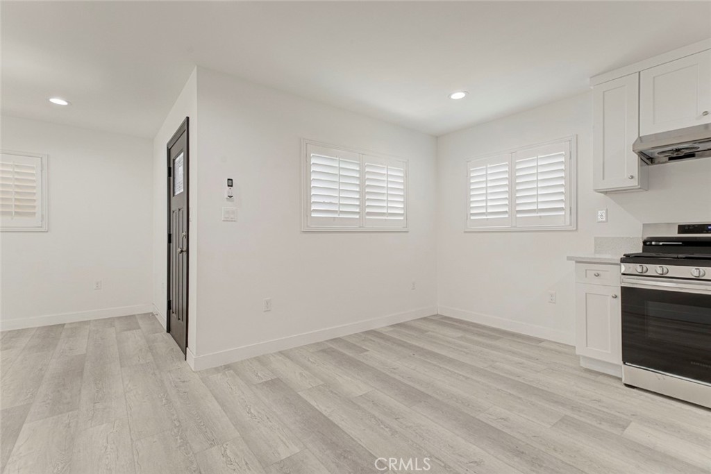 1307 E Acacia Property Photo 4