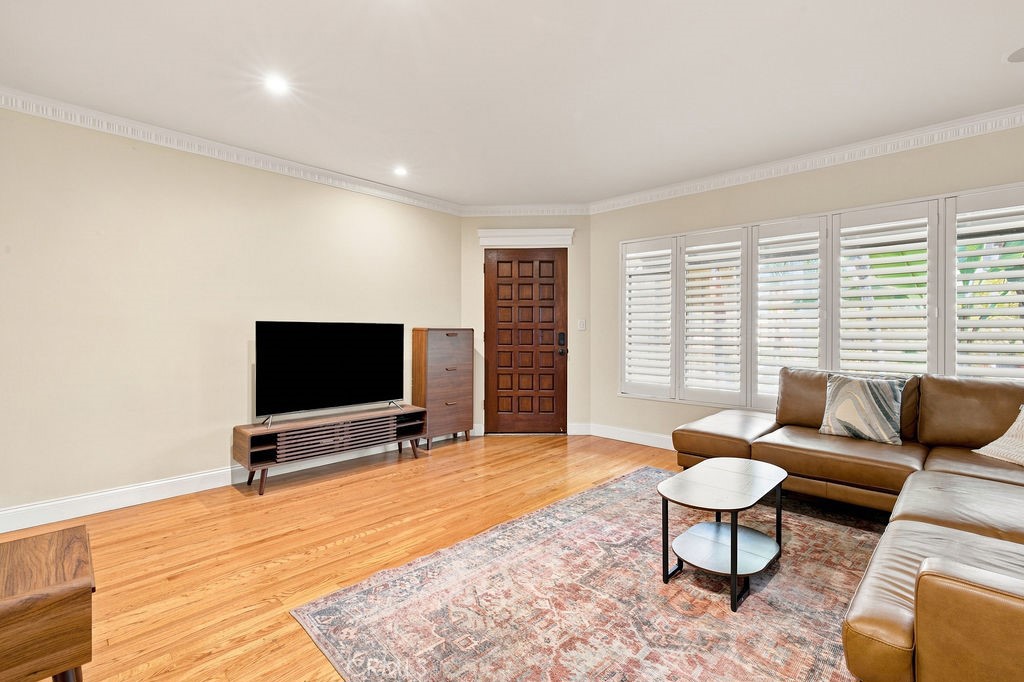 1615 N Laurel Avenue 214 Property Photo 8