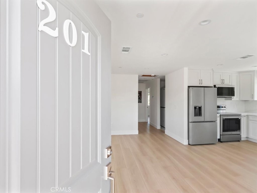 2103 N Pass Avenue N 201 Property Photo 6