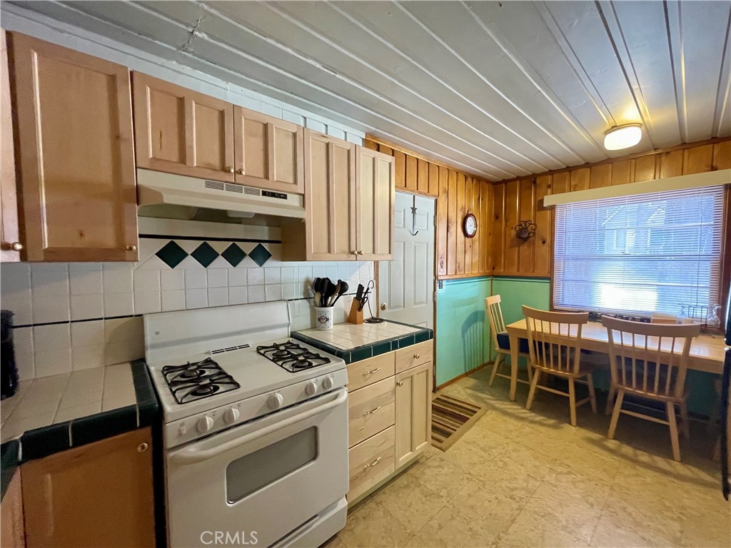 723 Fir Property Photo 6