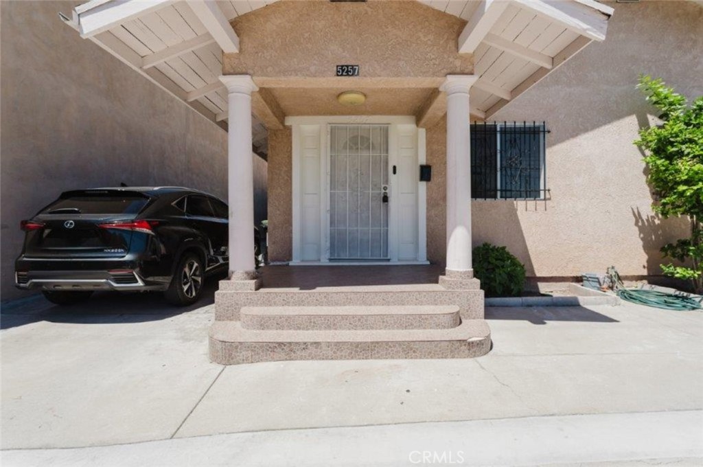 5253 Fountain Avenue Property Photo 3