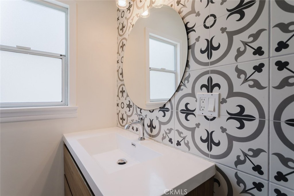 10423 -10425 Mcclemont Avenue Property Photo 33
