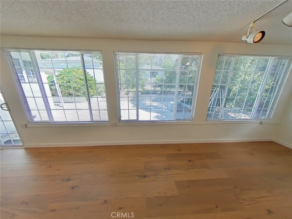 1827 Oakwood Property Photo 10