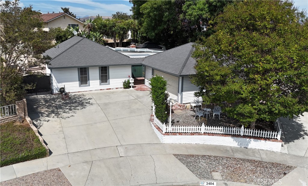 2484 Cambridge Property Photo 2
