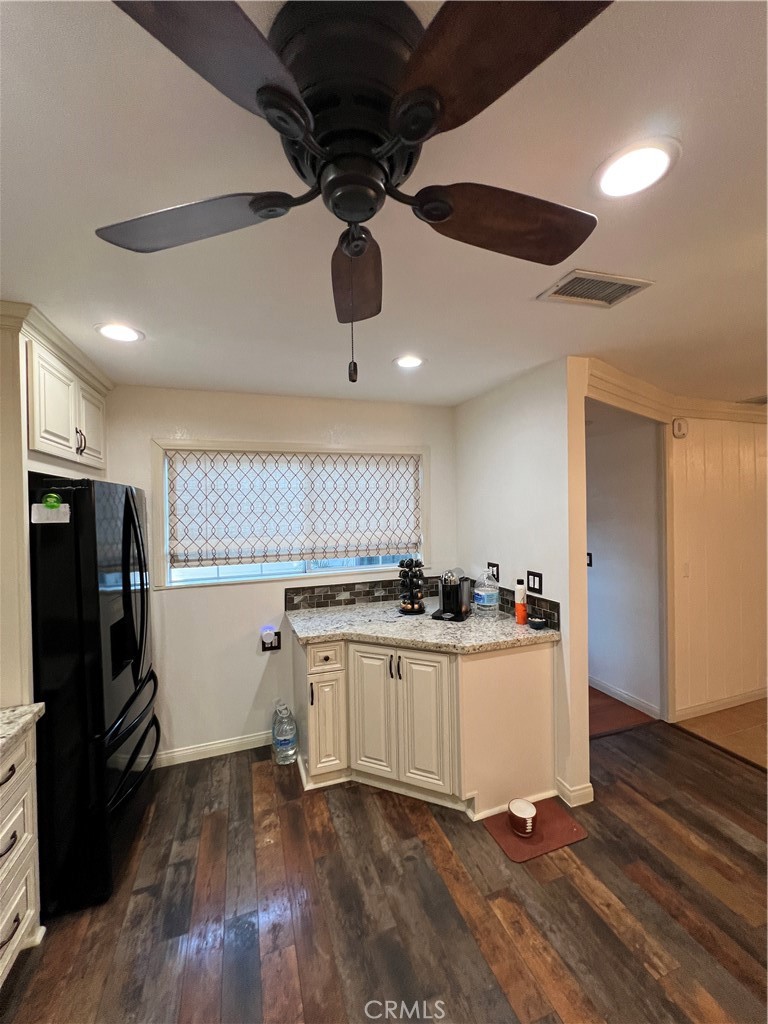 2484 Cambridge Property Photo 11