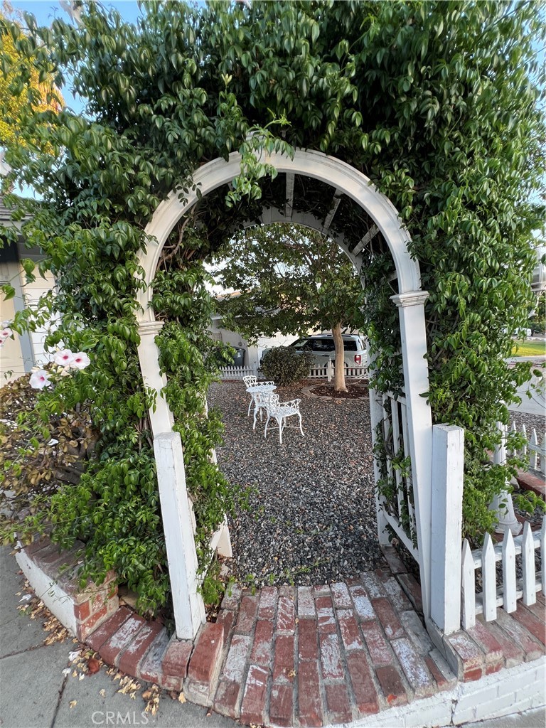 2484 Cambridge Property Photo 42