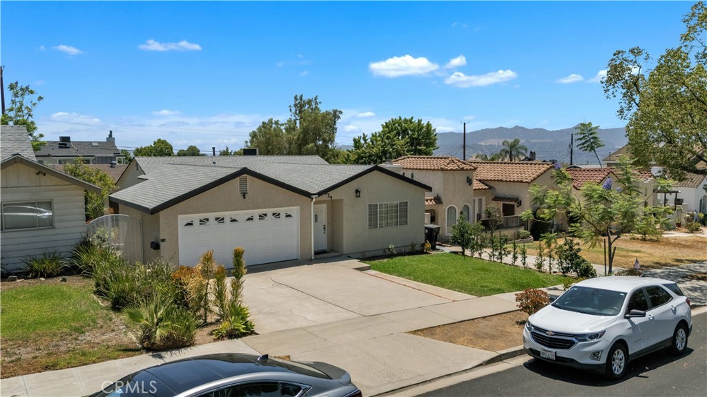 924 E Tujunga Property Photo 1