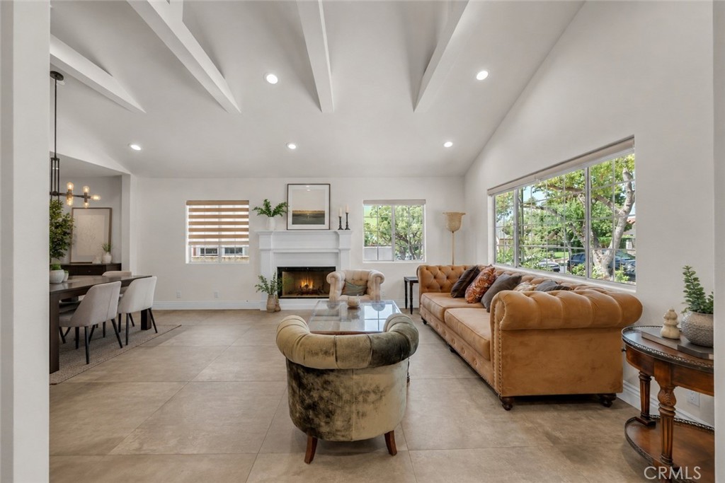 924 E Tujunga Property Photo 4